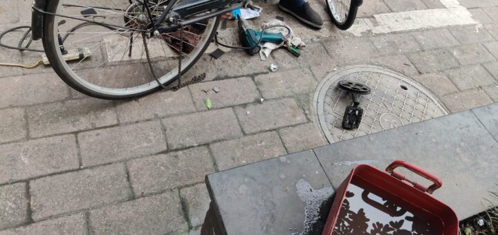 发现仍然没有彻底解决，最后决定找一家维修自行车的店铺，最后发现问题根源出在中轴上，中轴中的轴承已经腐蚀了一些