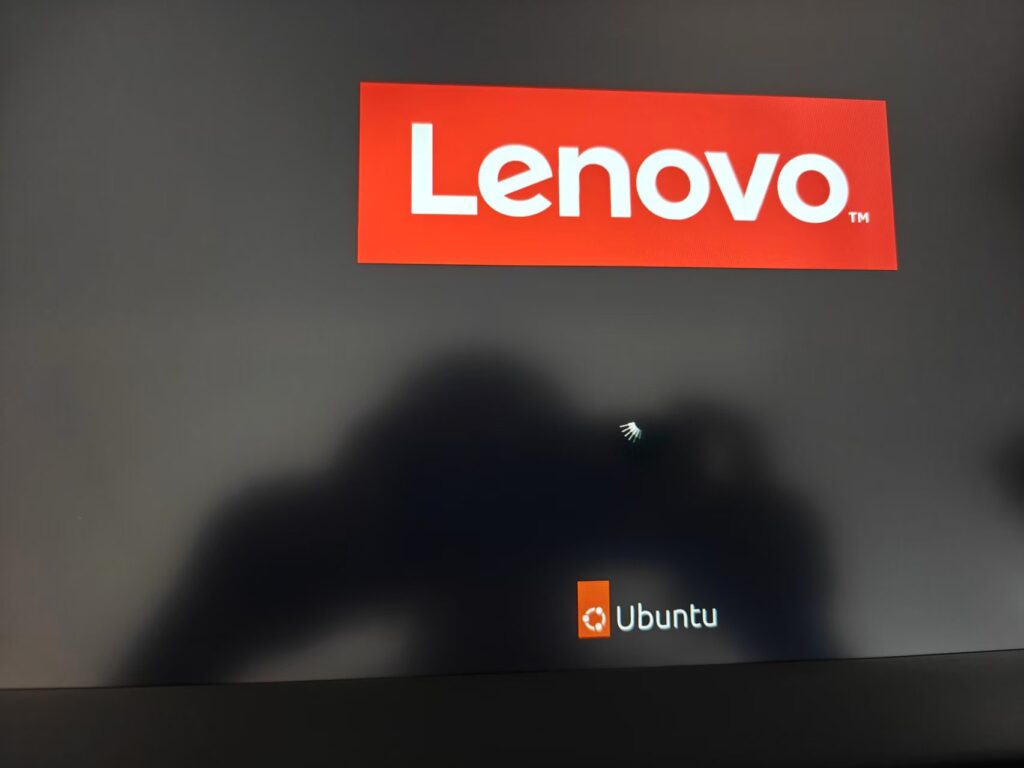 如图3 – Lenovo 与 Ubuntu 标志画面